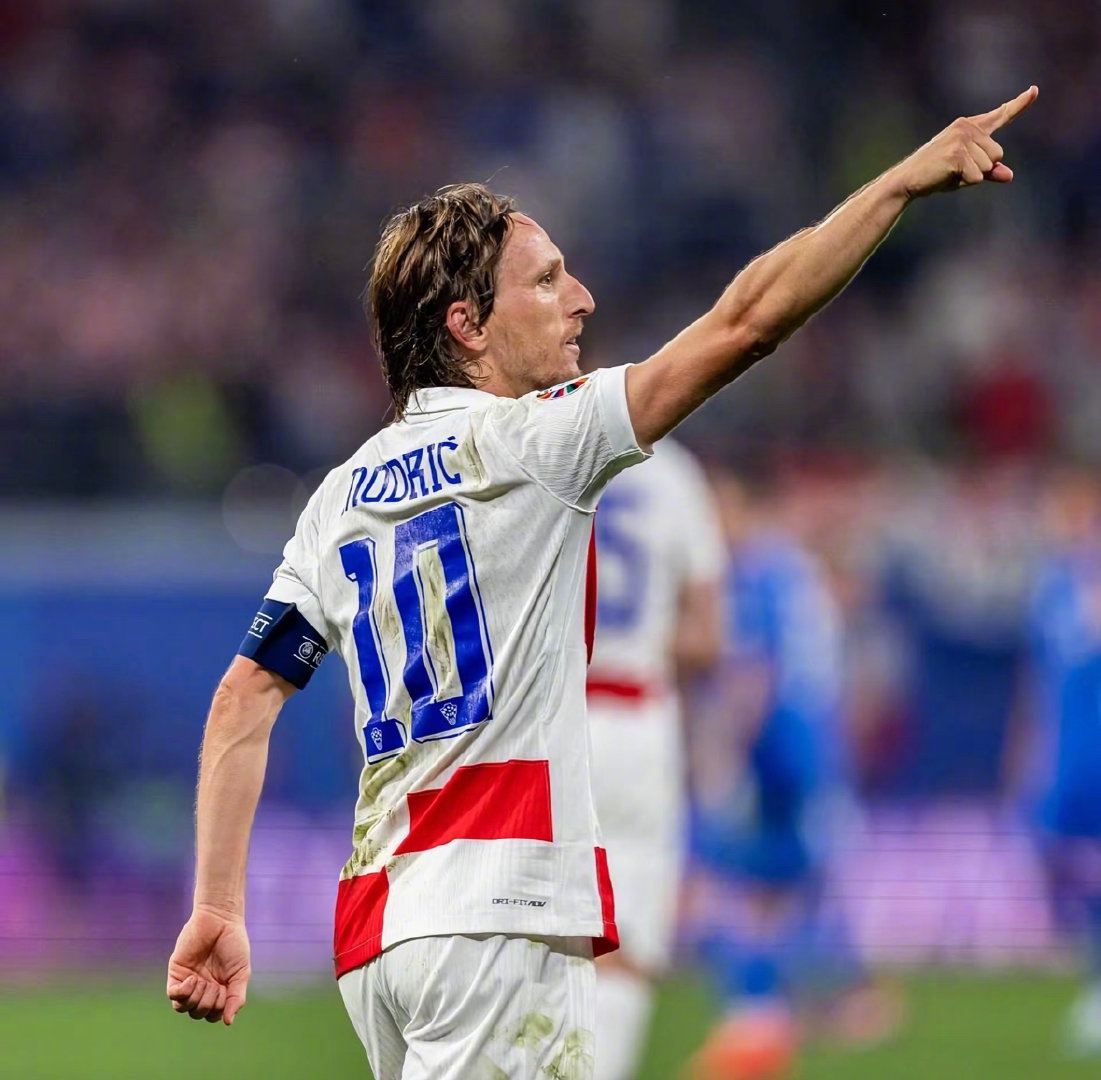 今日亚泰降级，而昨日以亚泰梯队为班底的泰州队夺得苏超冠军